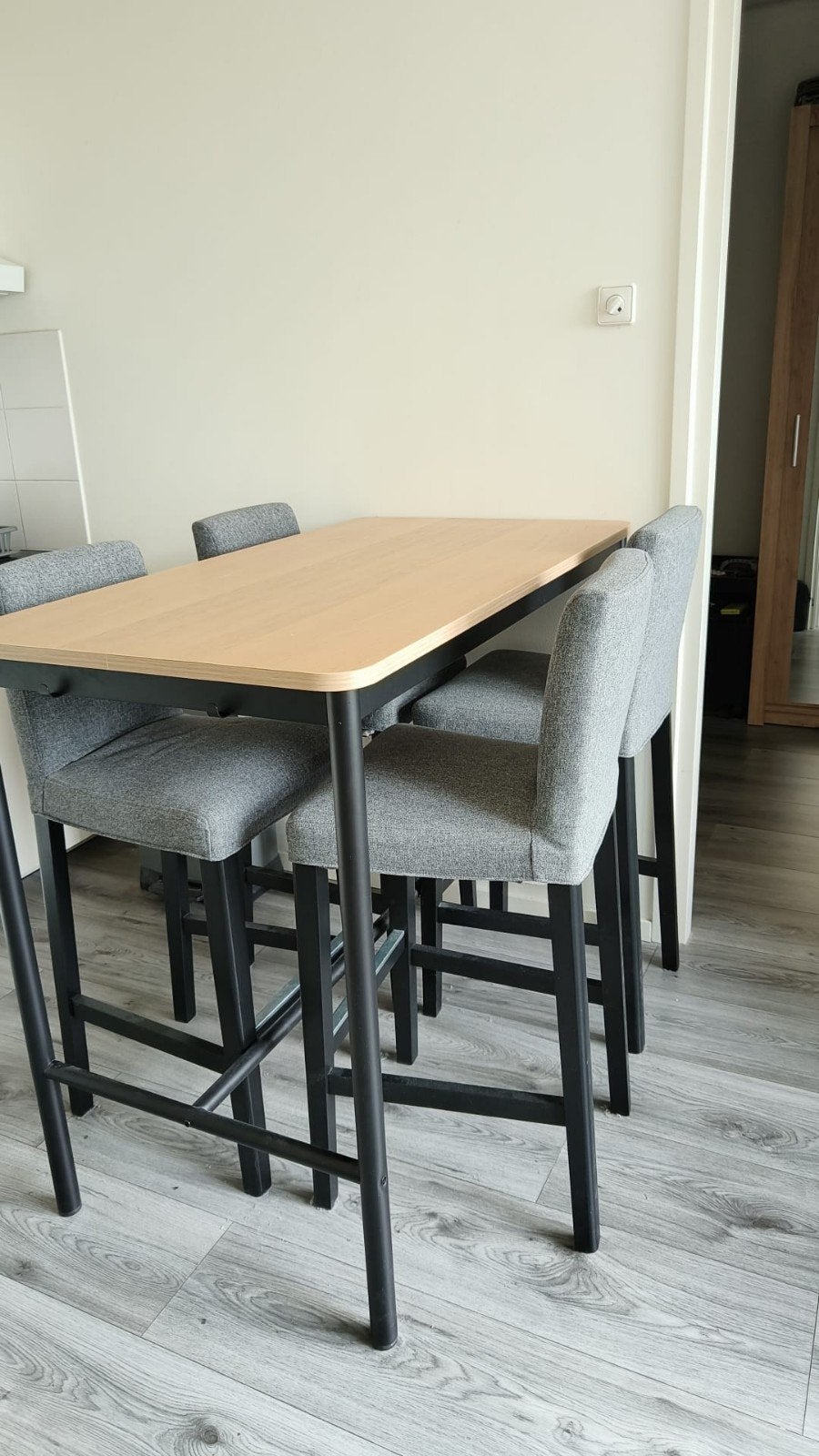 Ikea Tommaryd bartafel met 4 Bermund barkrukken, Ophalen, Gebruikt, Met voetsteun, 90 cm of meer