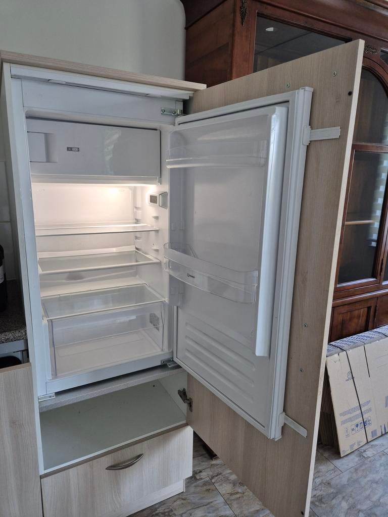 Indesit Inbouwkoelkast met vriesvak, evt. met kast, Witgoed en Apparatuur, 100 tot 150 liter, Zo goed als nieuw, 45 tot 60 cm