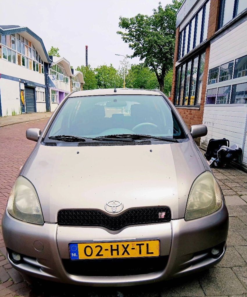 Toyota Yaris 1.5 16V Vvti 5DR T Sport 2002 Grijs, Voorwielaandrijving, 1497 cc, 31 €/maand, 4 cilinders