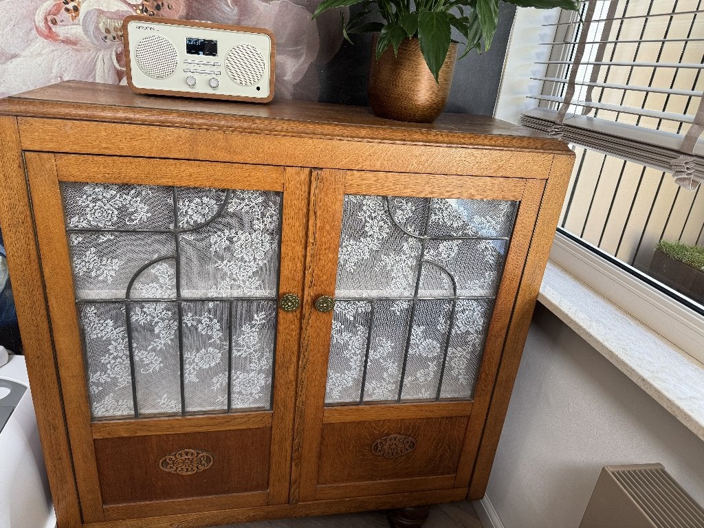 Antiek kastje met glas in lood, Ophalen