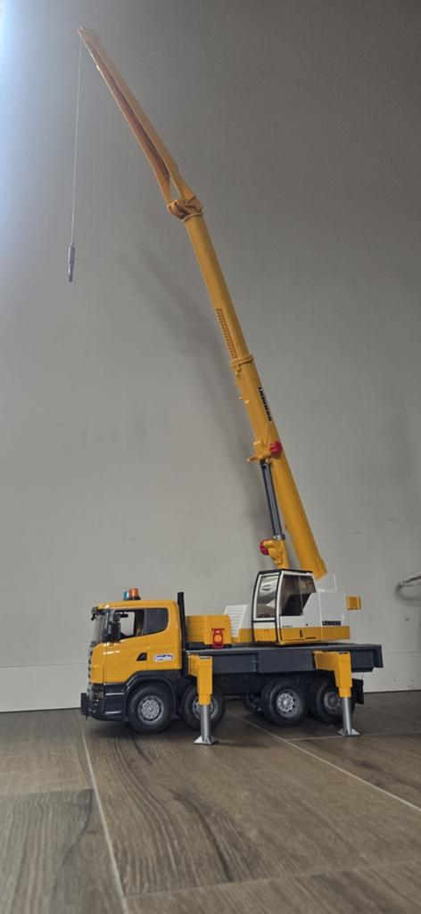Bruder hijskraan Liebherr, Ophalen, Zo goed als nieuw