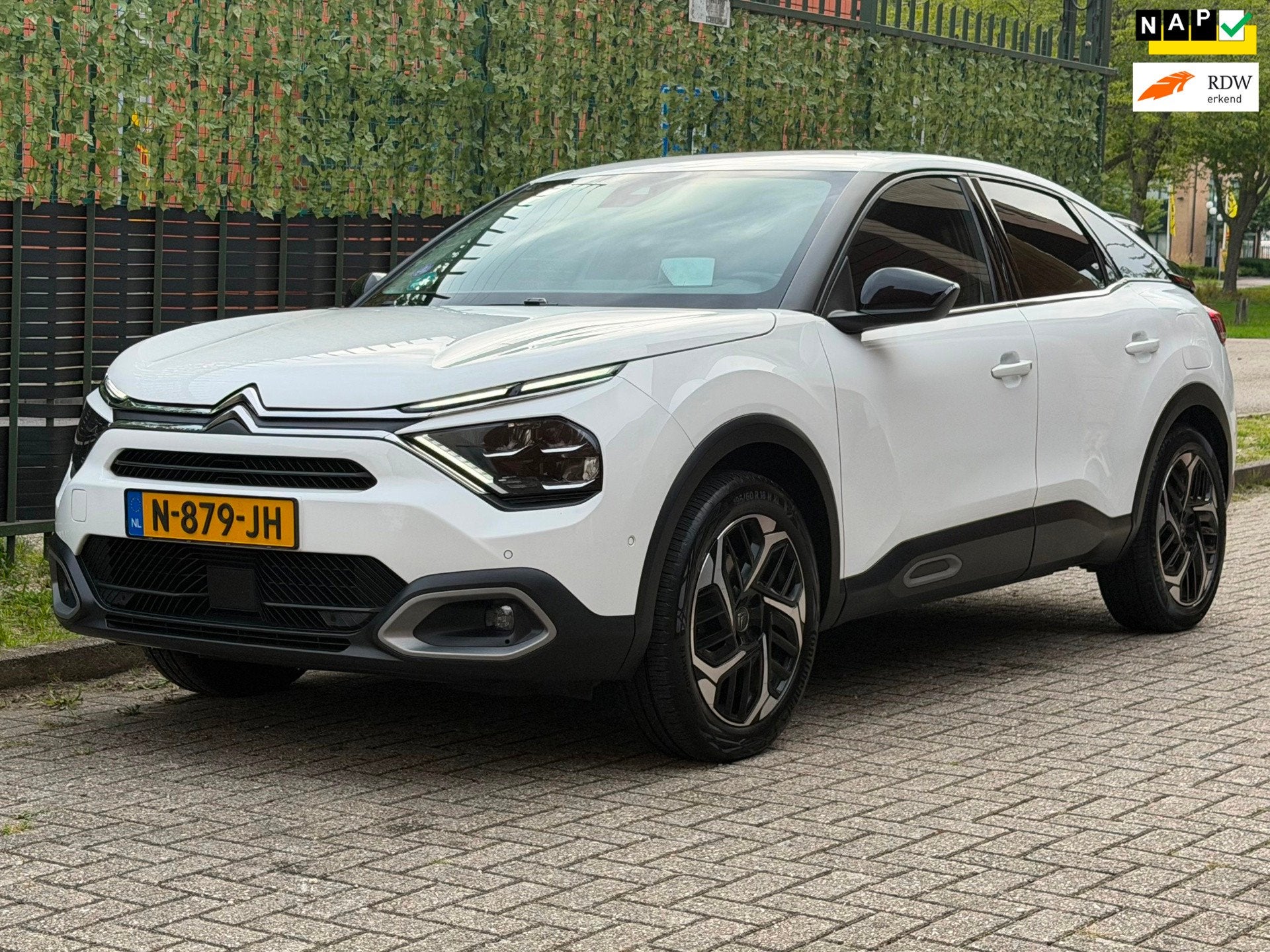 Citroen C4 1.2 Puretech Shine wit 2021 TREKHAAK|LED|NAVI|NAP, Voorwielaandrijving, Dealer onderhouden, Gebruikt, 1199 cc