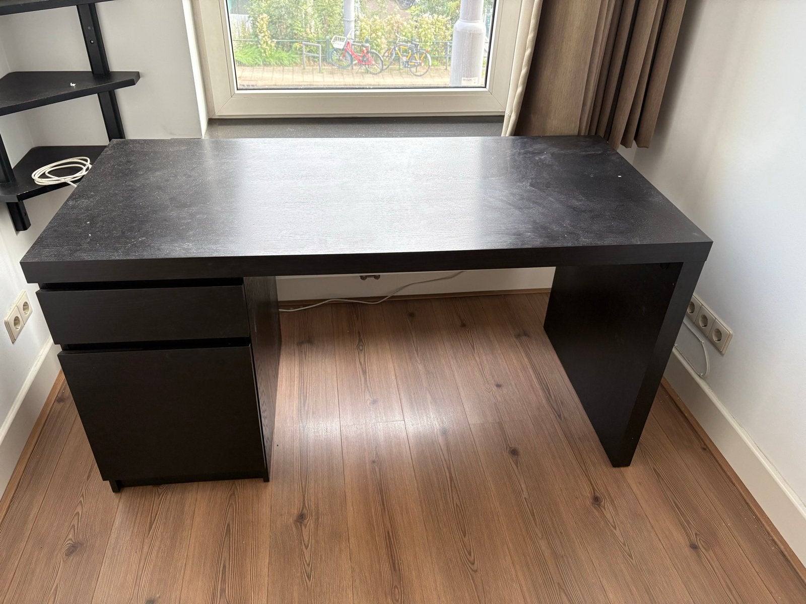 Zwart bureau met lades en opbergruimte - Gebruikt