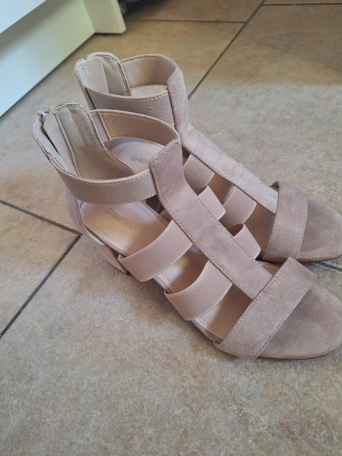 Zo goed als nieuwe Graceland sandalen maat 39, Kleding | Dames, Schoenen, Zo goed als nieuw, Graceland, Roze, Sandalen of Muiltjes