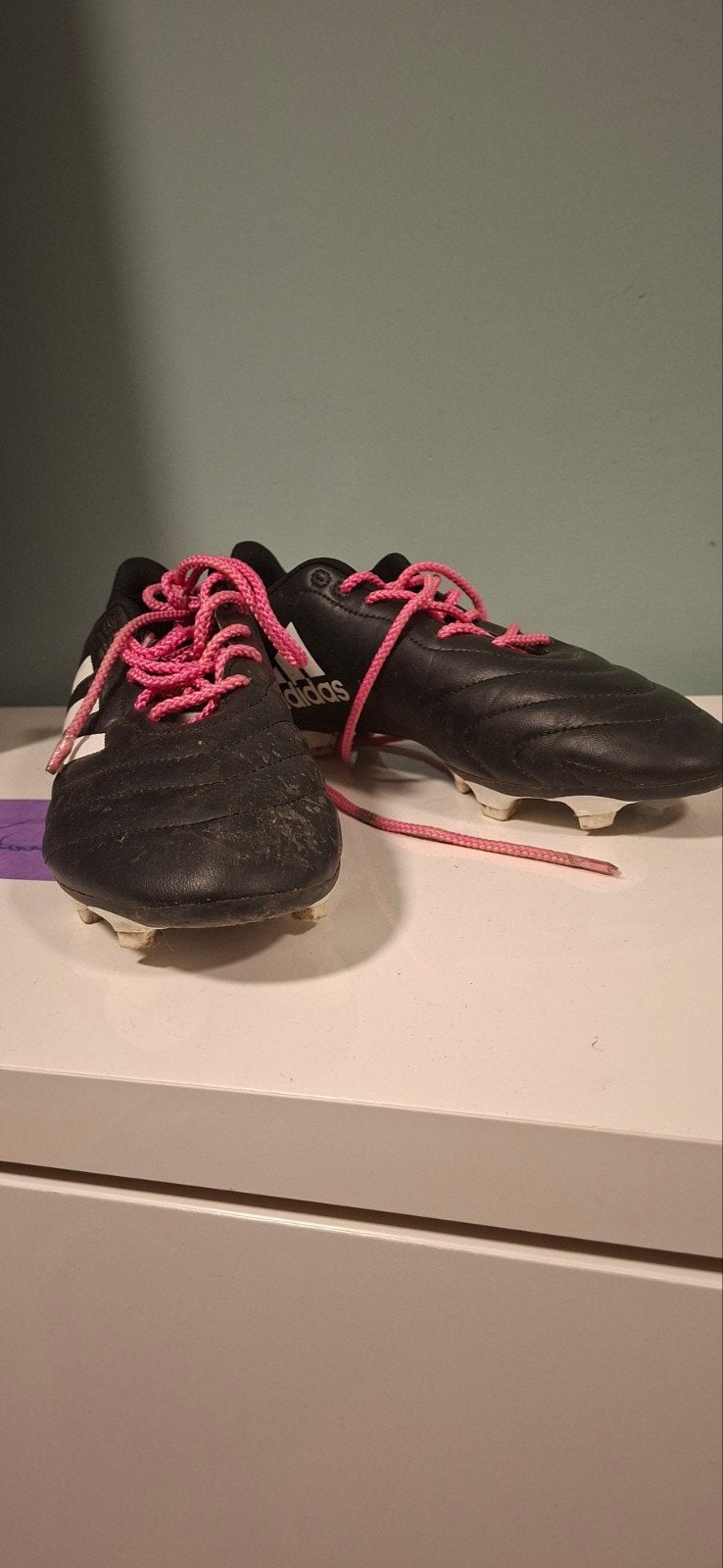 Adidas voetbalschoenen - Zwart met roze veters, Ophalen of Verzenden, Gebruikt, Schoenen