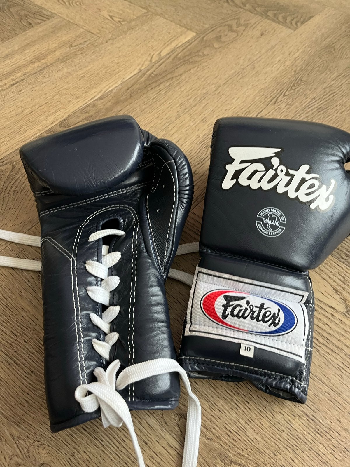Fairtex Kickbokshandschoenen Blauw 10 Oz Leer met Veters, Ophalen of Verzenden, Zo goed als nieuw, Overige, Vechtsportbescherming