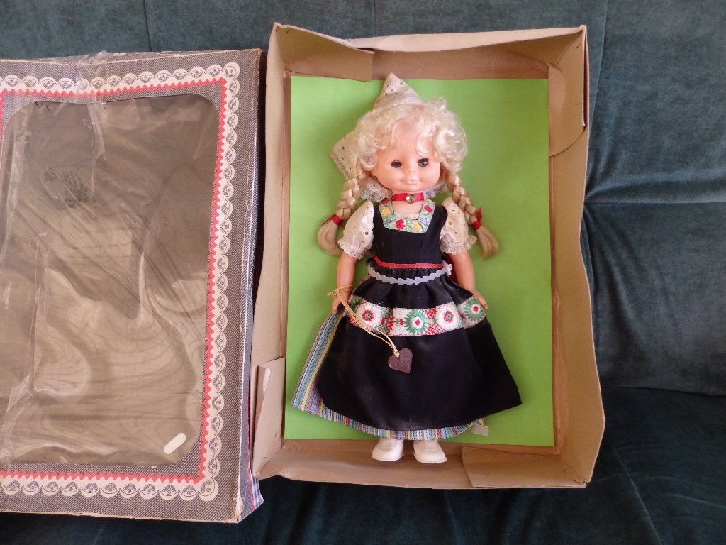 Zeldzame ARI Pop Klederdracht (DDR)  In Originele Verpakking, Verzamelen, Poppen, Ophalen of Verzenden, Nieuw, Pop