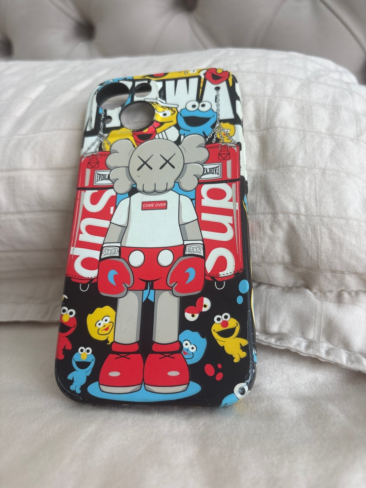 Uniek telefoonhoesje met KAWS en Sesamstraat design, Ophalen of Verzenden, Zo goed als nieuw, Hoesje of Tasje