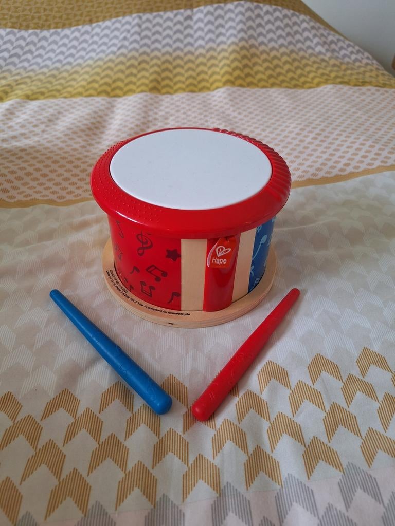 Hape Dubbelzijdige Trommel met Stokjes - Muzikaal Speelgoed, Ophalen of Verzenden, Gebruikt, Overige typen, Met geluid
