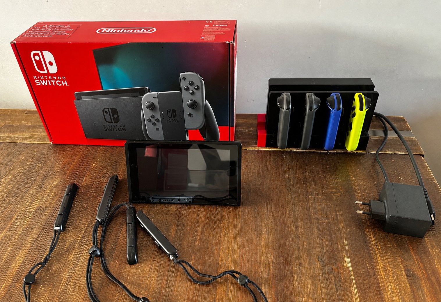 Nintendo Switch met extra Joy-Cons en oplaadstation, Ophalen of Verzenden, Zo goed als nieuw, Met 3 controllers of meer, Switch 2019 Upgrade