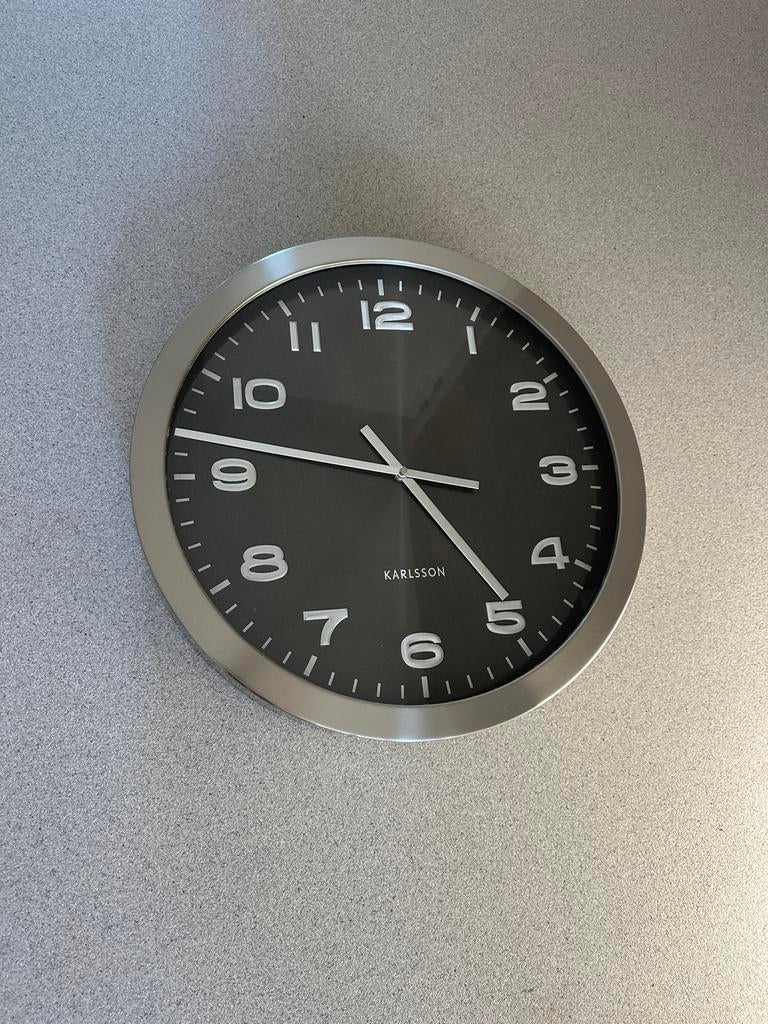 Karlsson wandklok, zwart met zilveren rand; diameter 50 cm, Ophalen, Zo goed als nieuw, Analoog, Wandklok