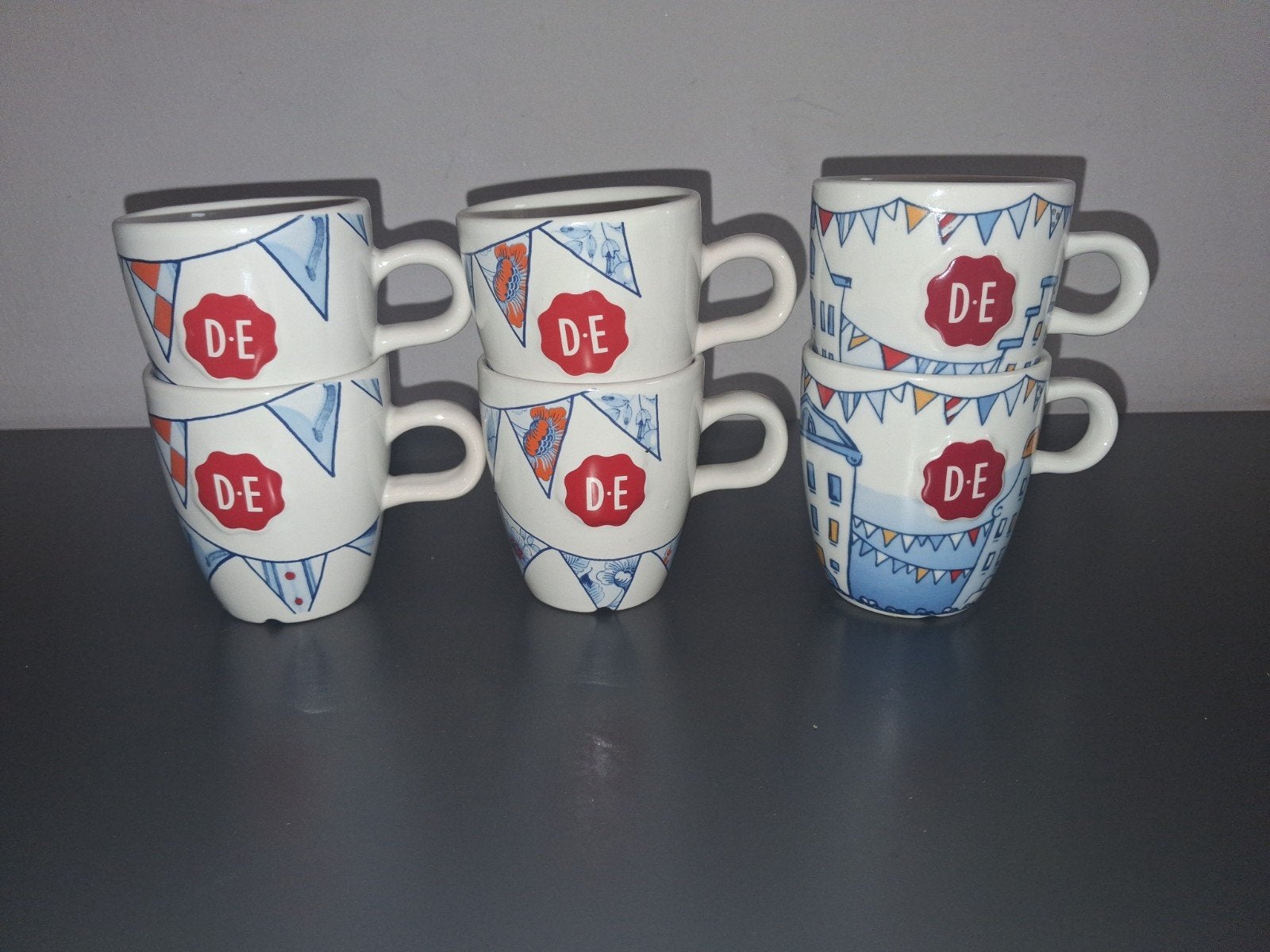 6 Douwe Egberts D.E. koffiemokken burendag senseo mokken, Gebruikt, Overige merken, Keramiek, Modern