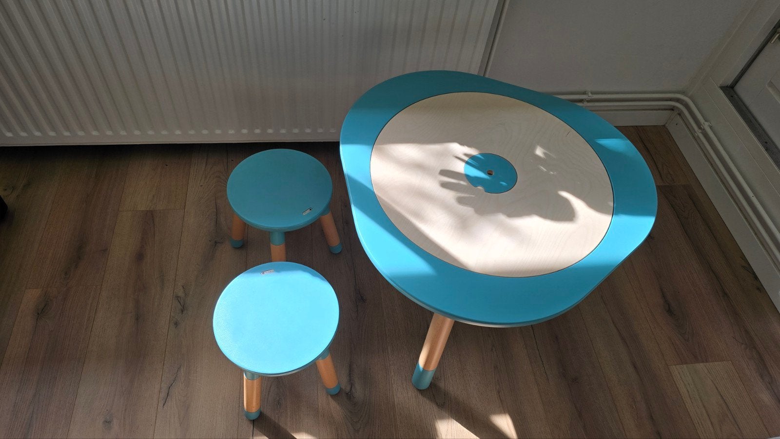 Stokke MuTable Speeltafel met 2 Stoeltjes en Extra's, Kinderen en Baby's, Speelgoed | Educatief en Creatief, Ophalen, Zo goed als nieuw