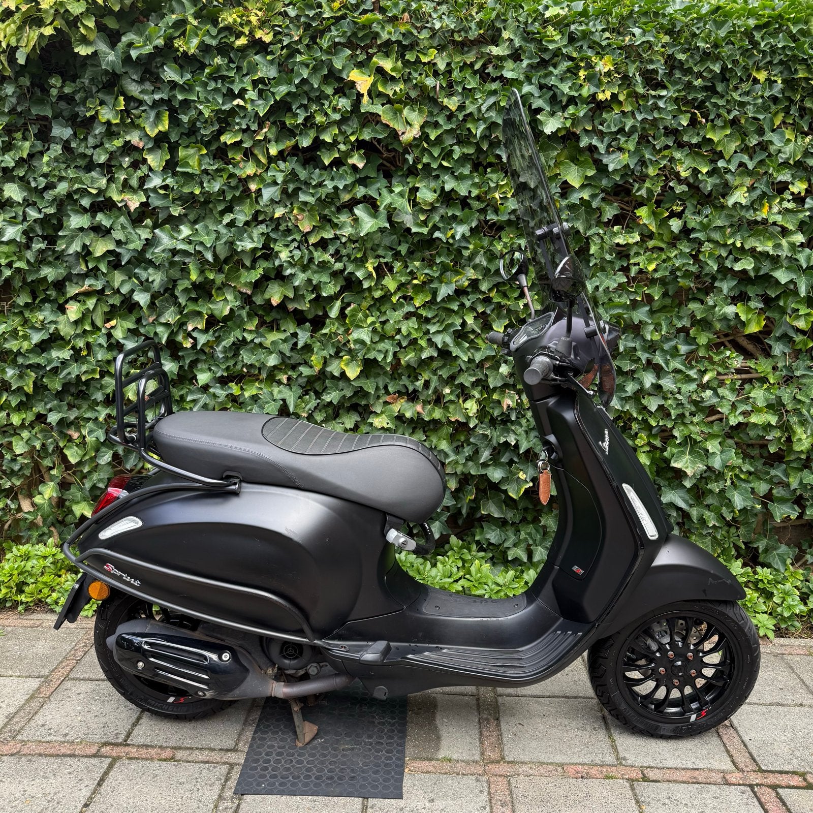 Vespa Sprint 2022 Mat Zwart, Fietsen en Brommers, Ophalen, Gebruikt, Benzine, Vespa