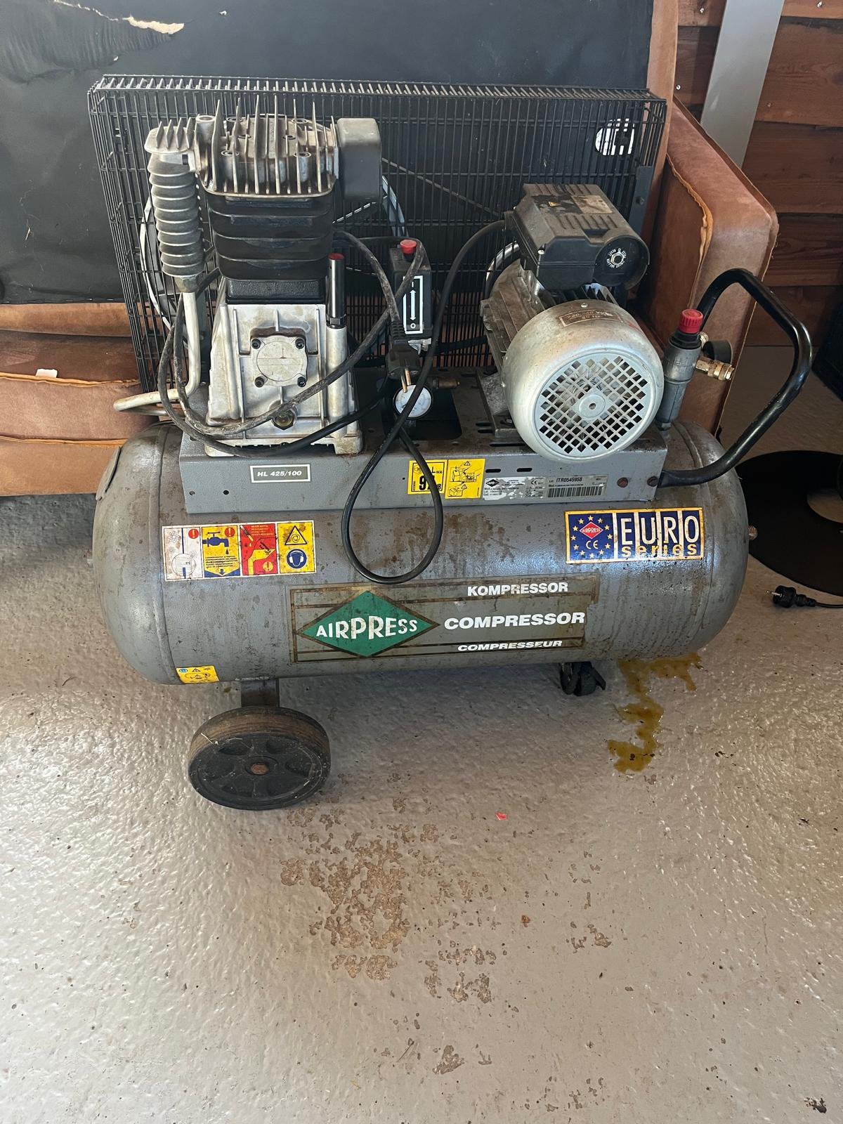 Compressor, 25 tot 100 liter, Ophalen, Zo goed als nieuw, Minder dan 200 liter/min