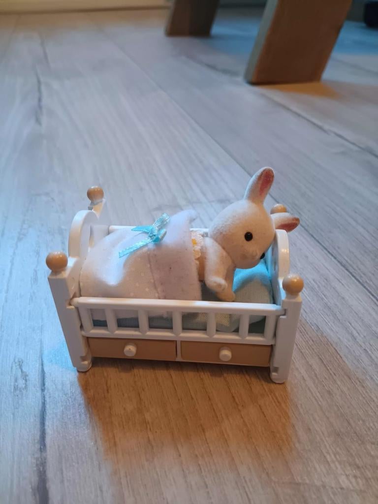 Sylvanian Families Konijntje met Bedje & Besteksetje, Kinderen en Baby's, Speelgoed | Overig, Ophalen of Verzenden, Gebruikt, Jongen of Meisje