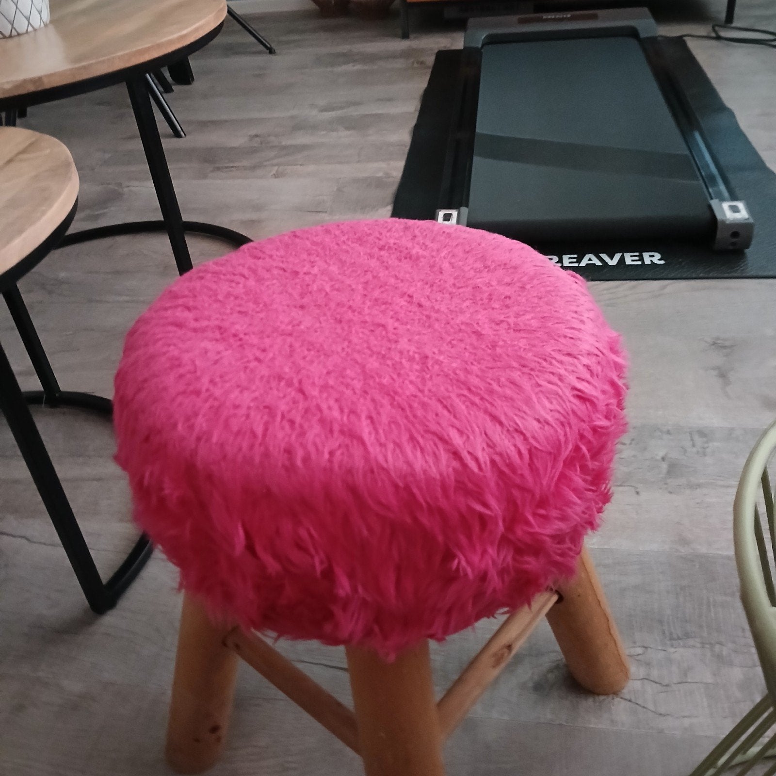 Roze Krukje met Harige Zitting - Hout en Kunststof, Huis en Inrichting, Krukjes, Ophalen, Gebruikt, Hout