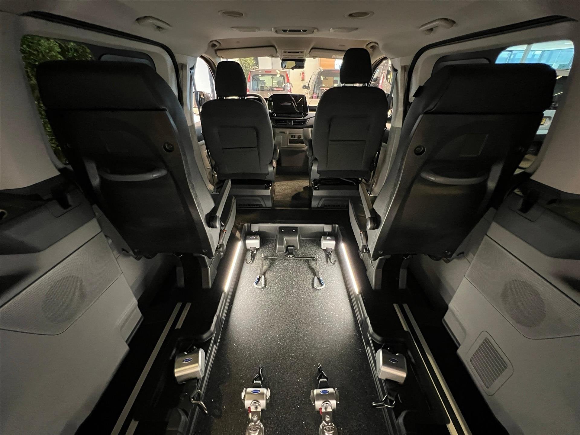 Ford Tourneo Custom L2H1 Groepsvervoer Rolstoelbus 2x rolsto, Auto's, Automaat, 12 maanden, Stof, Gebruikt
