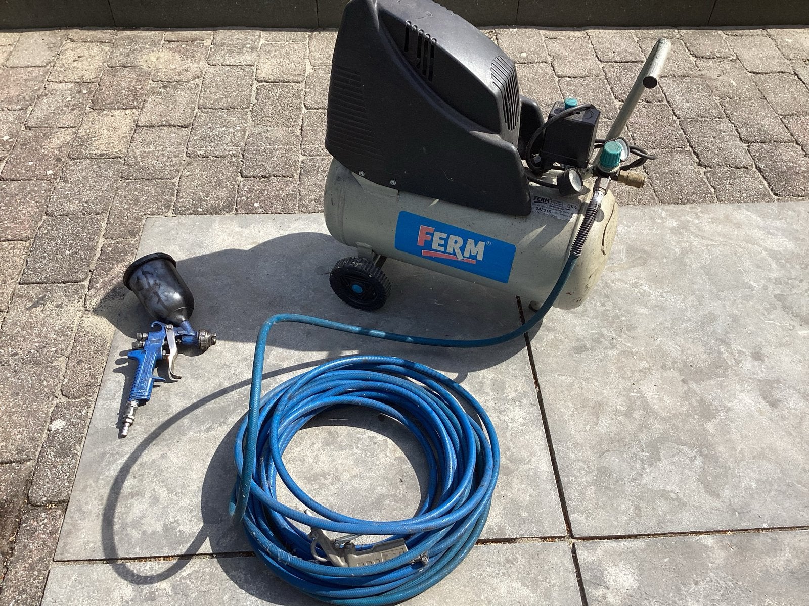 FERM Compressor met spuitpistool en luchtslang, Gebruikt, 6 tot 10 bar, Ophalen of Verzenden, 25 tot 100 liter