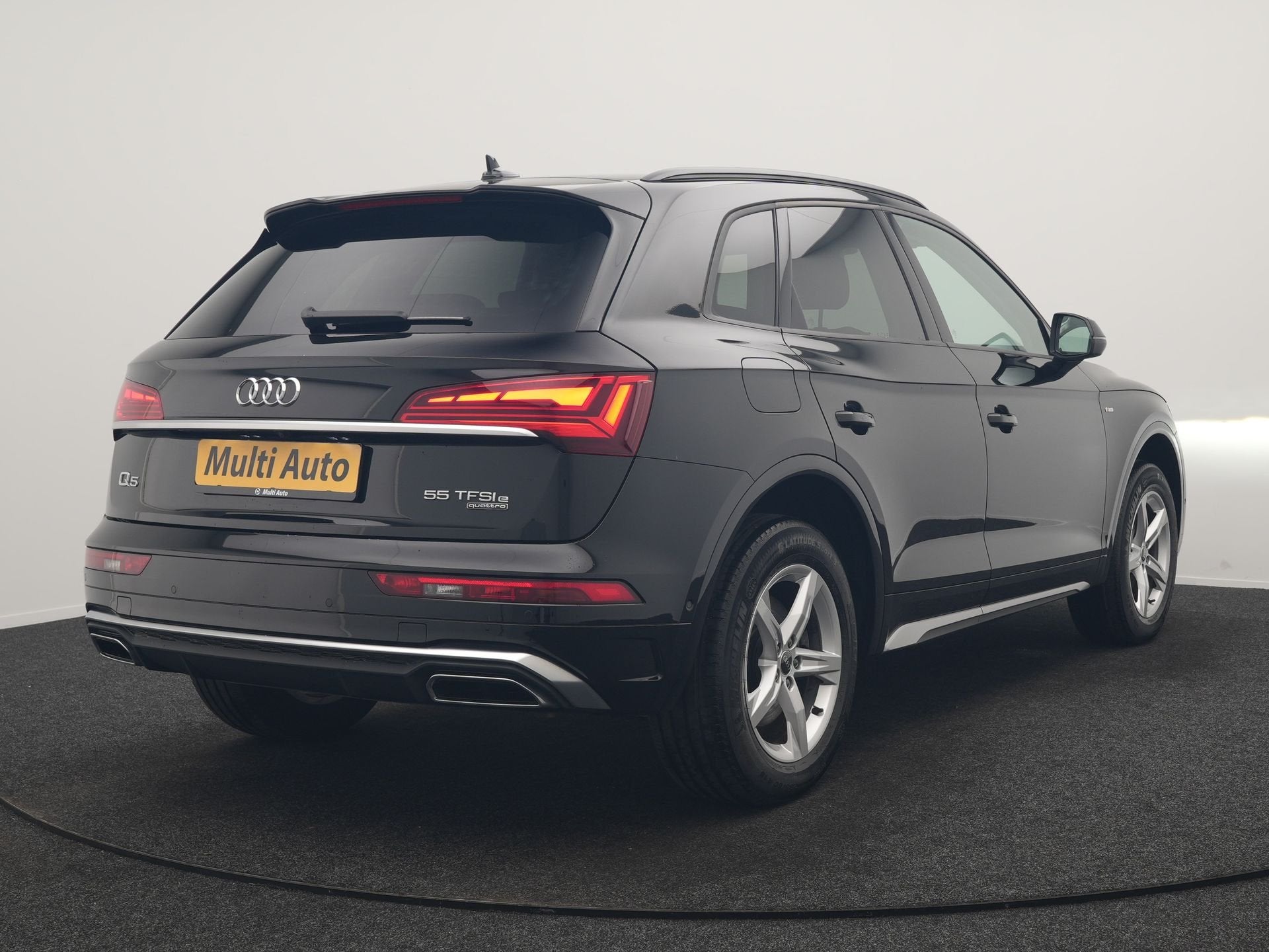 Audi Q5 55 TFSI e S Line PHEV 367pk Dealer O.H. | Alcantara, Auto's, Automaat, Dealer onderhouden, Gebruikt, Zwart