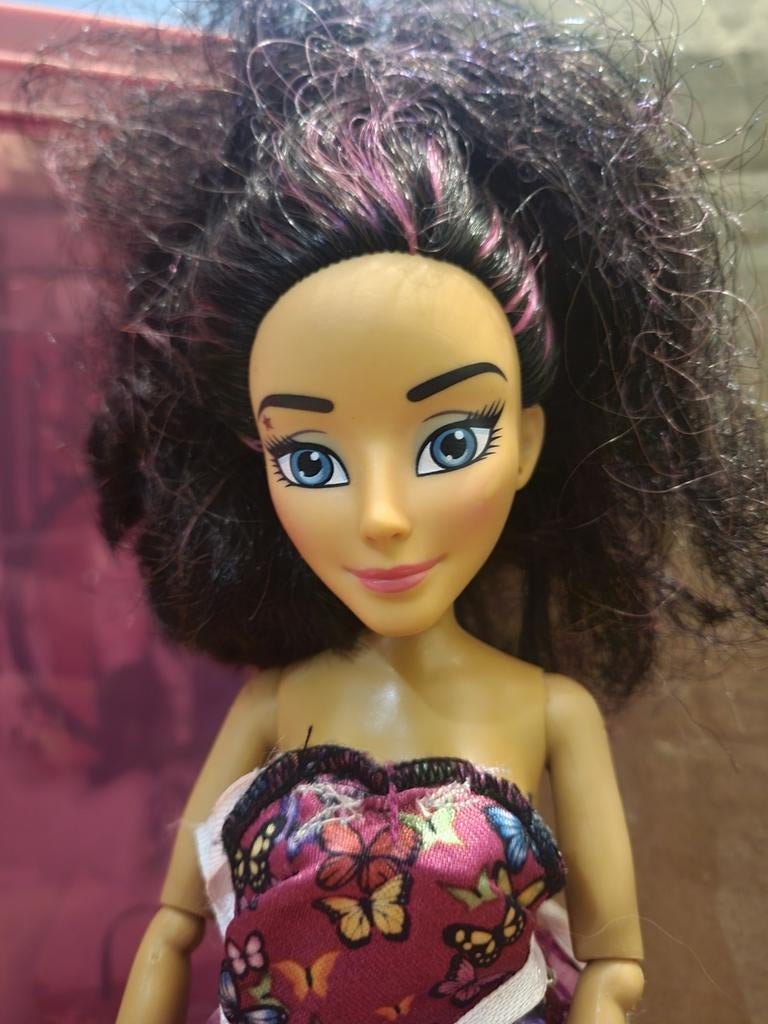 Mooie pop met donker krullend haar en vlinderjurk, Ophalen of Verzenden, Gebruikt, Overige typen
