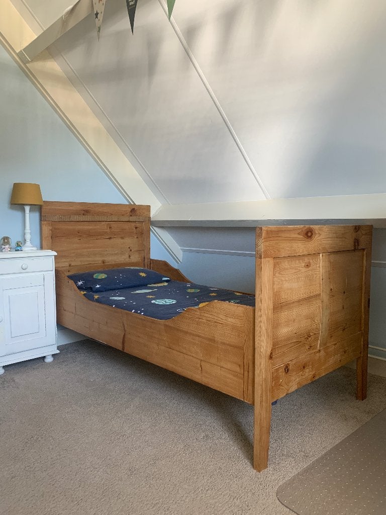 Vintage houten grenen bed eenpersoonsbed, matras lattenbodem, Lattenbodem, 85 tot 100 cm, Ophalen of Verzenden, Zo goed als nieuw