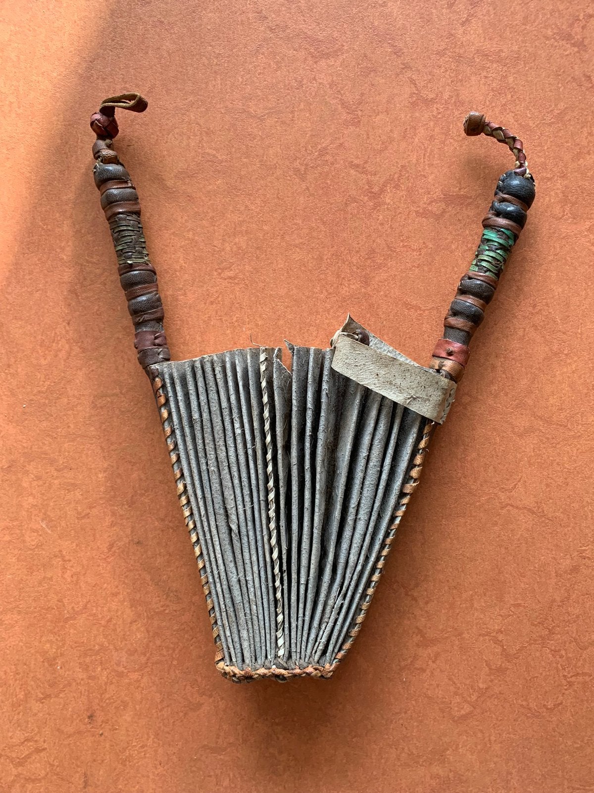 Leren waaier uit Nigeria. Hij is oud. Lengte 23cm., Antiek en Kunst, Ophalen of Verzenden