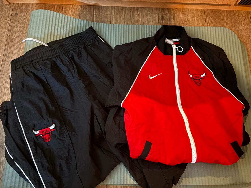 Te koop: Nike Chicago Bulls trainingspak, Sport en Fitness, Basketbal, Ophalen of Verzenden, Zo goed als nieuw, Kleding