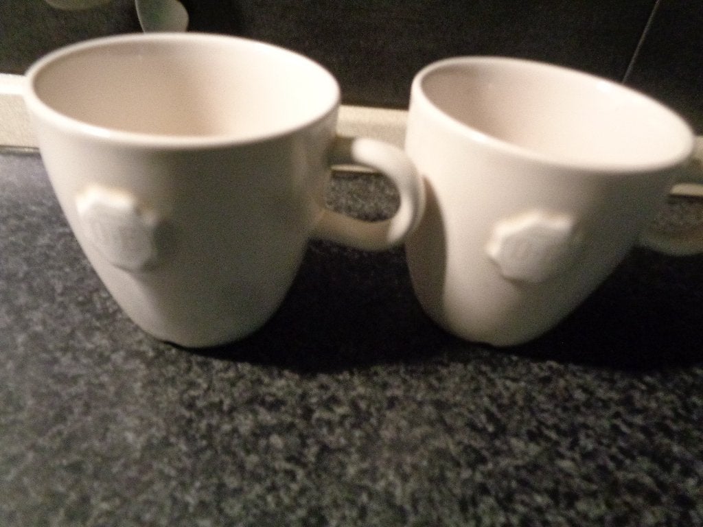 2 creme kleurige mokken van D,E, Ophalen of Verzenden, Nieuw, Aardewerk, Overige typen