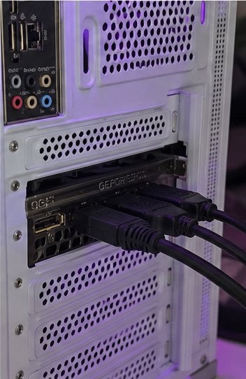Foto 7 van Witte Gaming PC | RTX 3070 | i5-10600K | 16GB RAM | RGB