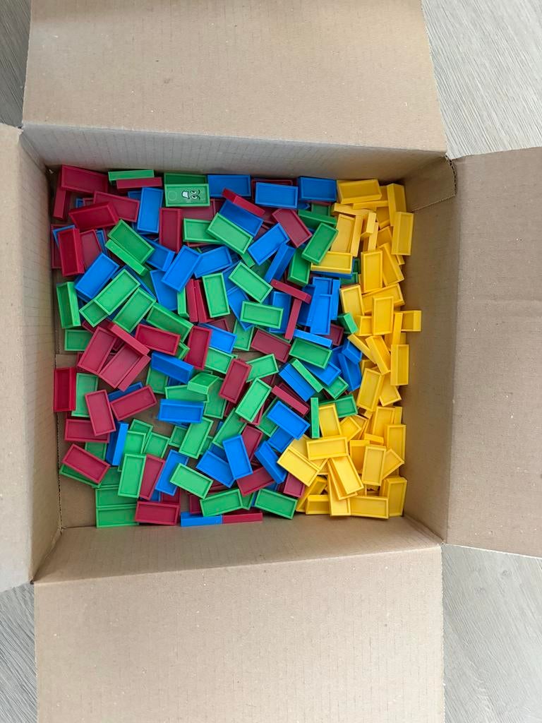 Grote doos met dominostenen en accessoires, Ophalen, Zo goed als nieuw