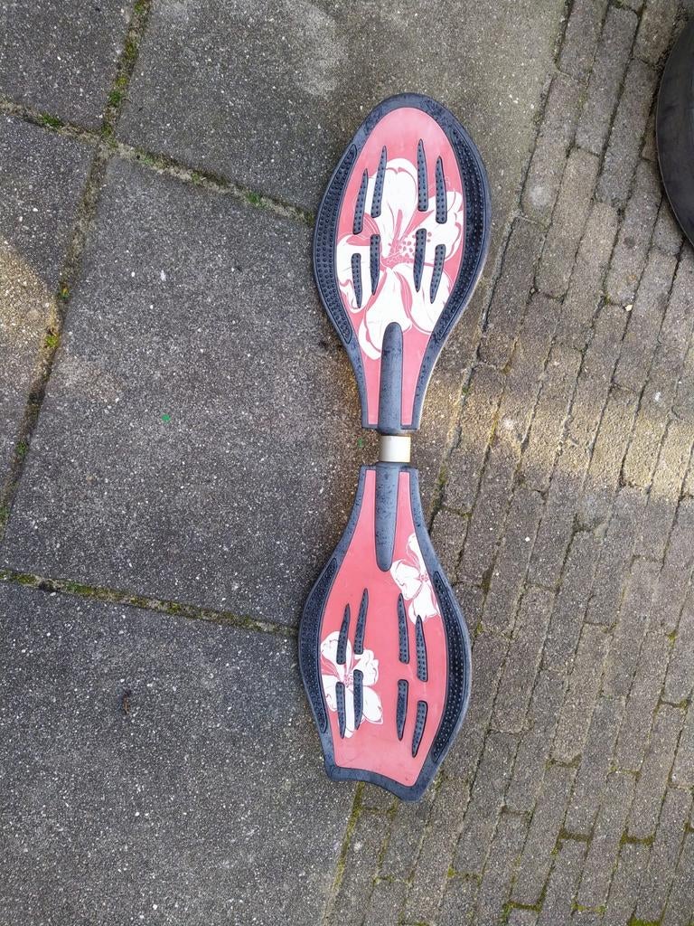 Een waveboard met een rood en zwart ontwerp, Sport en Fitness, Skateboarden, Ophalen, Waveboard