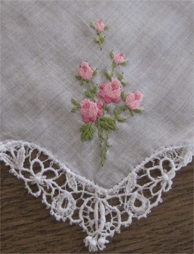 Brocant (bruids) zakdoekje, roze bloemetjes, kantrandje, Antiek en Kunst, Ophalen of Verzenden