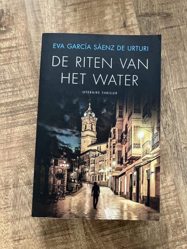 De riten van het water - Eva García Saenz de Urturi, Boeken, Ophalen of Verzenden, Gelezen, Eva García Sáenz de Urturi