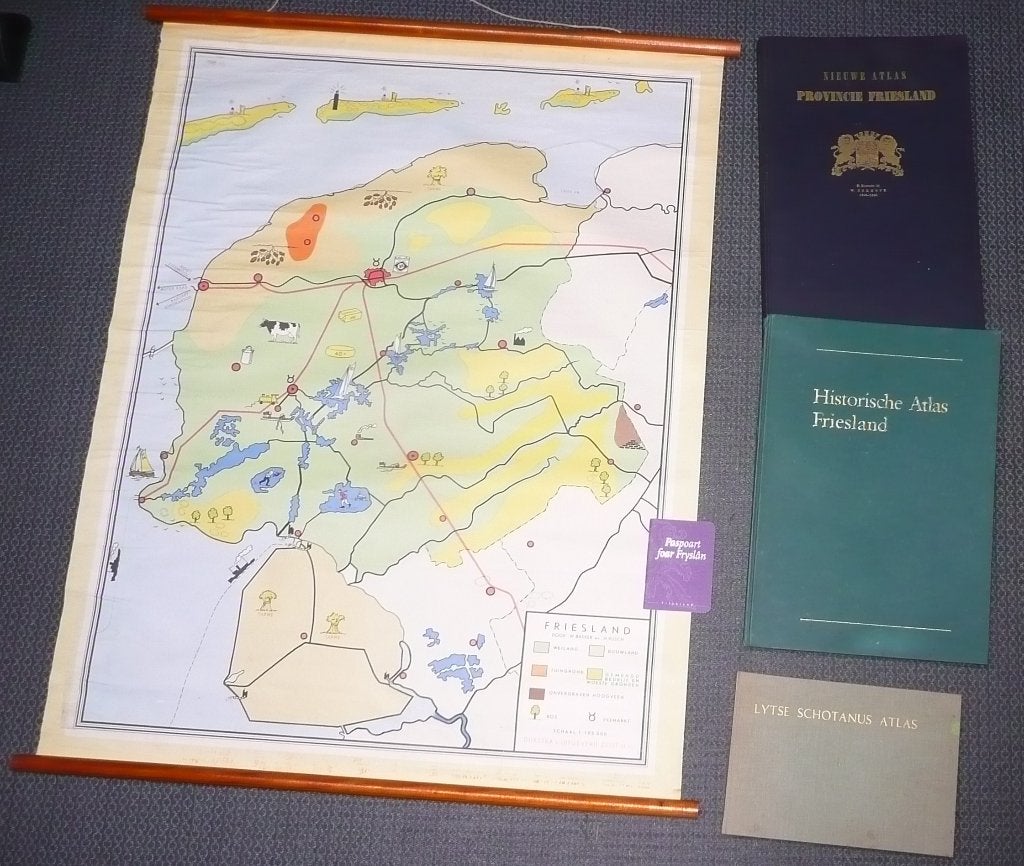 FRIESLAND: SCHOOLKAART, stafkaarten, 8 posters, atlassen., Boeken, Atlassen en Landkaarten, Gelezen, Overige typen, Ophalen of Verzenden