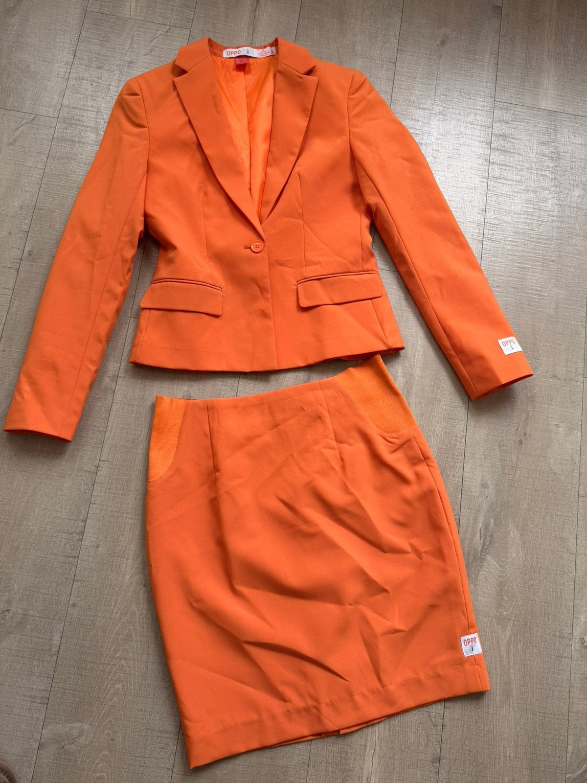 Oranje opposuits mantelpakje voetbal mt. S 36, Kostuum of Pak, Oranje, Ophalen of Verzenden, Zo goed als nieuw