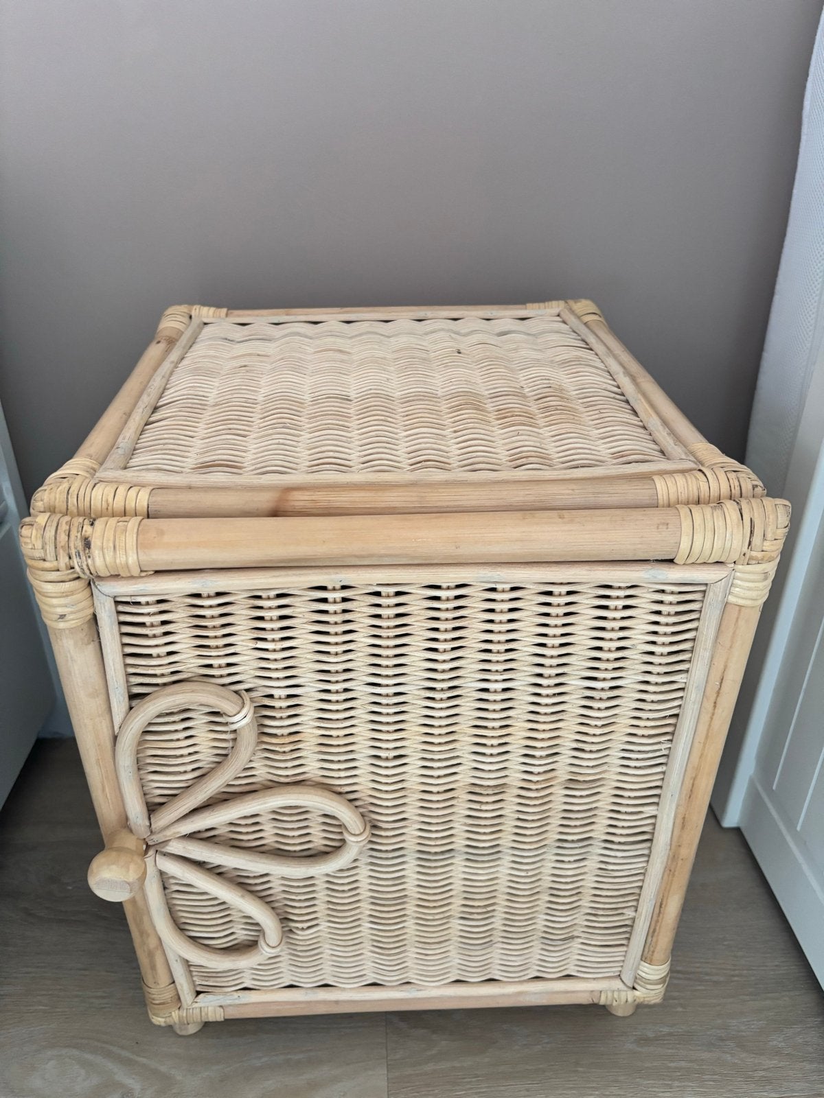 Rotan nachtkastje met halve bloem - Beige, Huis en Inrichting, Slaapkamer | Nachtkastjes, Ophalen, Overige materialen, Minder dan 45 cm