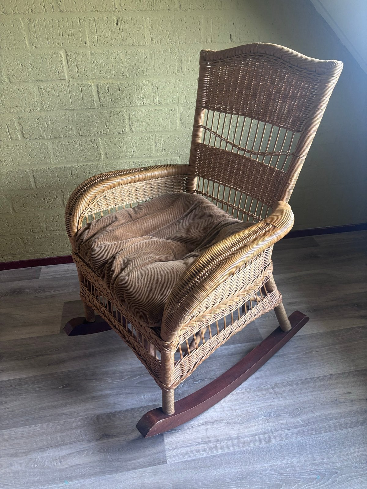 Rotan schommelstoel met kussen, Huis en Inrichting, Stoelen, Ophalen, Gebruikt, Bruin, Riet of Rotan