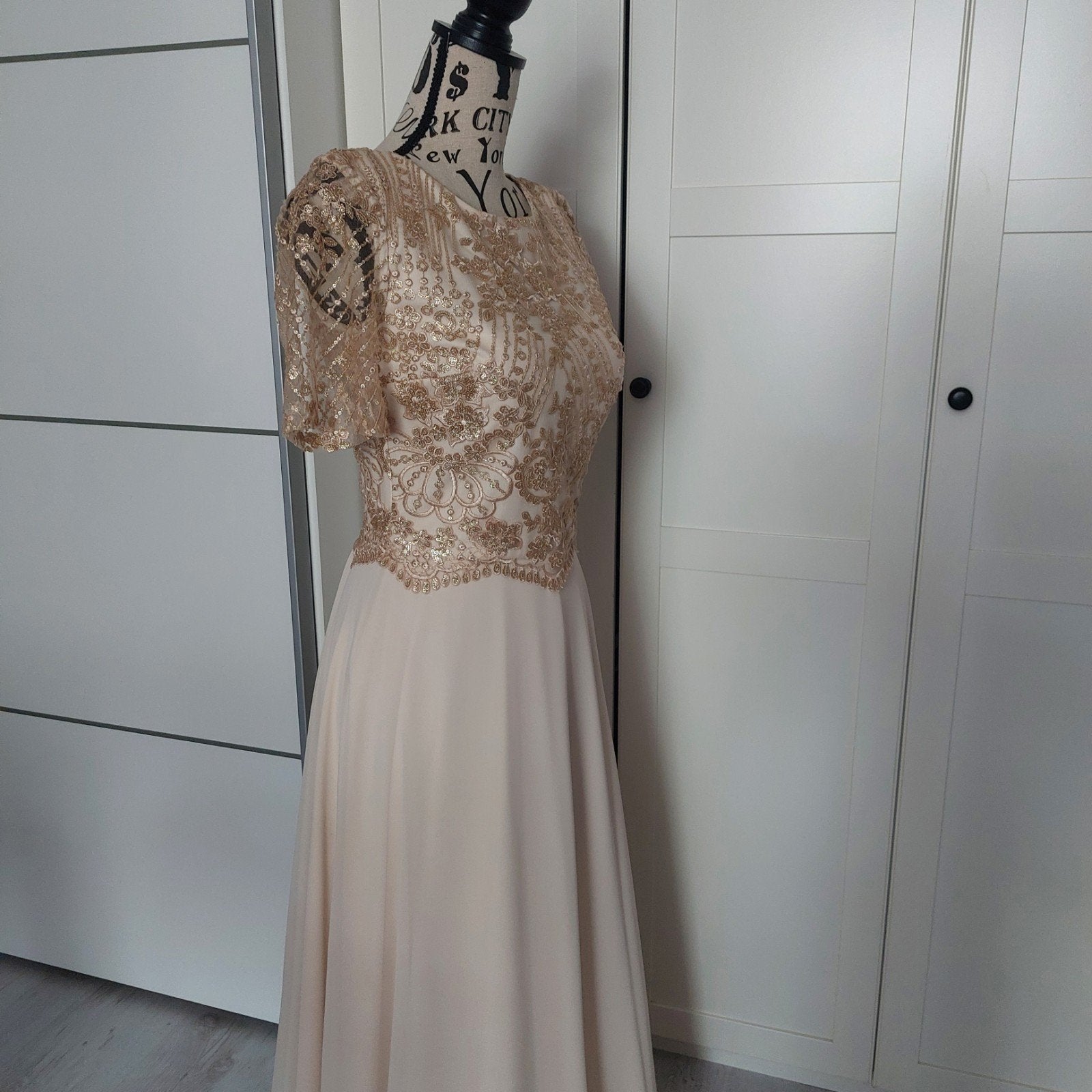 Elegante avondjurk met gouden borduursels, Beige, Onder de knie, Ophalen, Maat 38/40 (M)