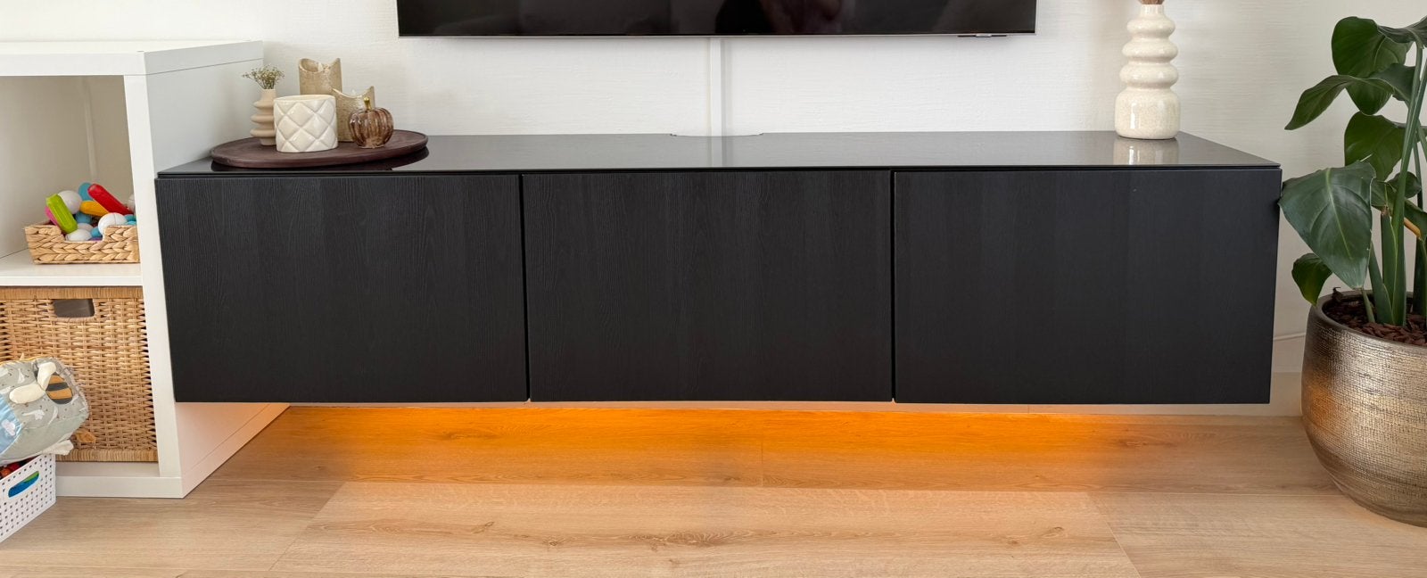 Zwarte IKEA BESTÅ TV-kast – met glazen bovenblad, Ophalen, 150 tot 200 cm, Zo goed als nieuw, Minder dan 100 cm