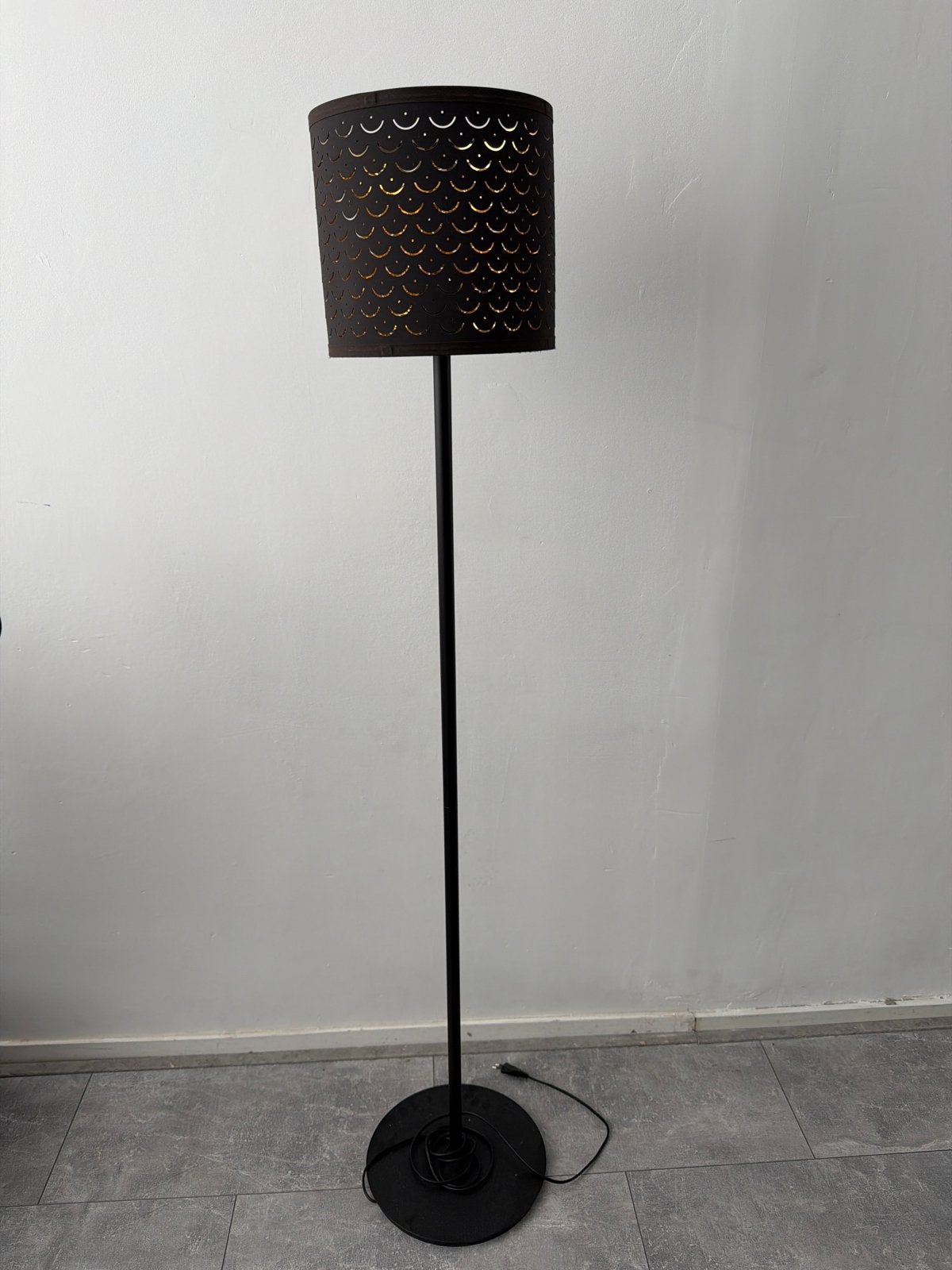 Ikea NYMÖ Zwarte vloerlamp, Huis en Inrichting, Ophalen, Gebruikt, E27 (groot), Metaal