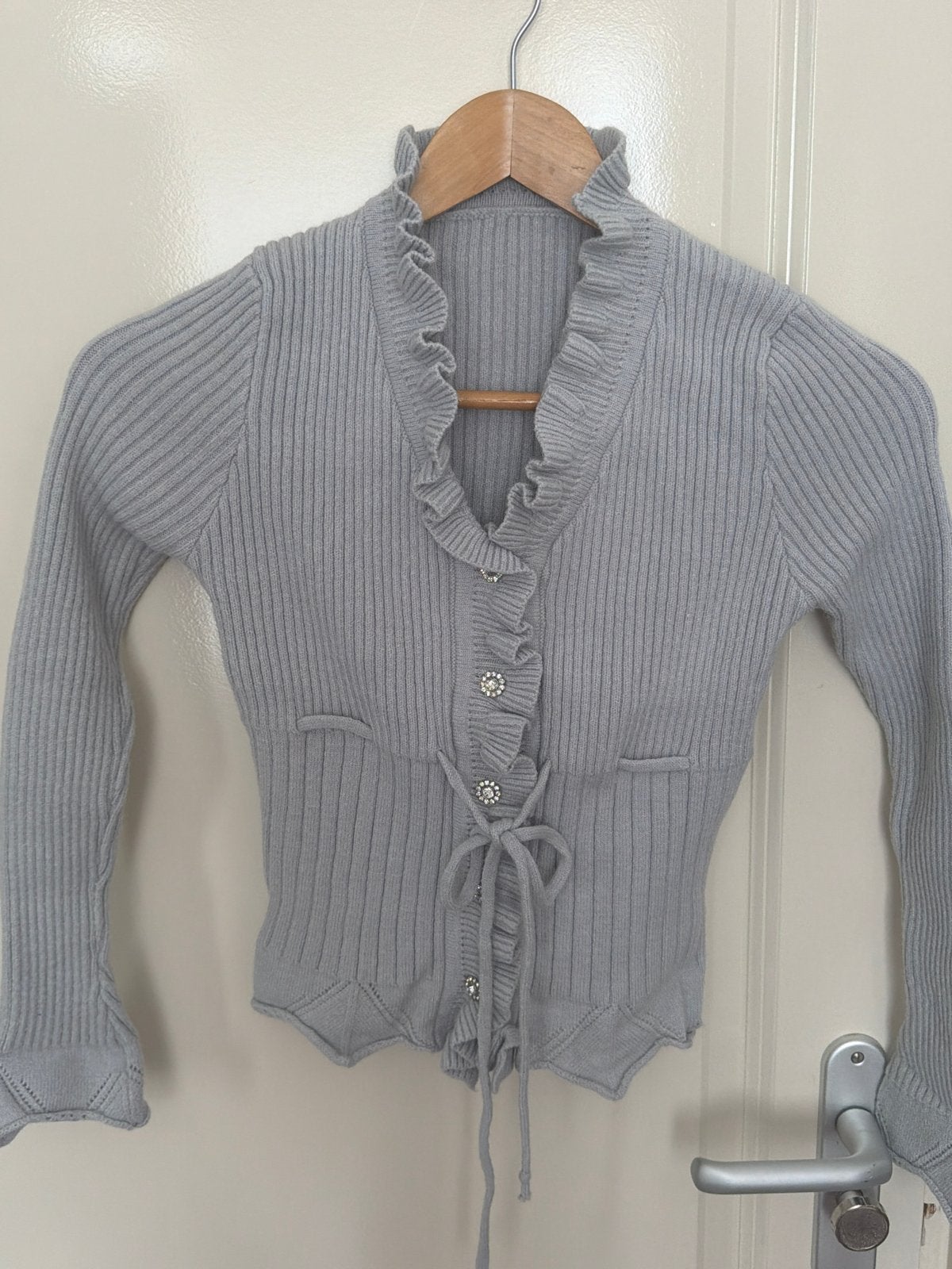 Grijze geribbelde cardigan met ruches en strass knopen, Ophalen of Verzenden, Zo goed als nieuw, Maat 36 (S), Grijs