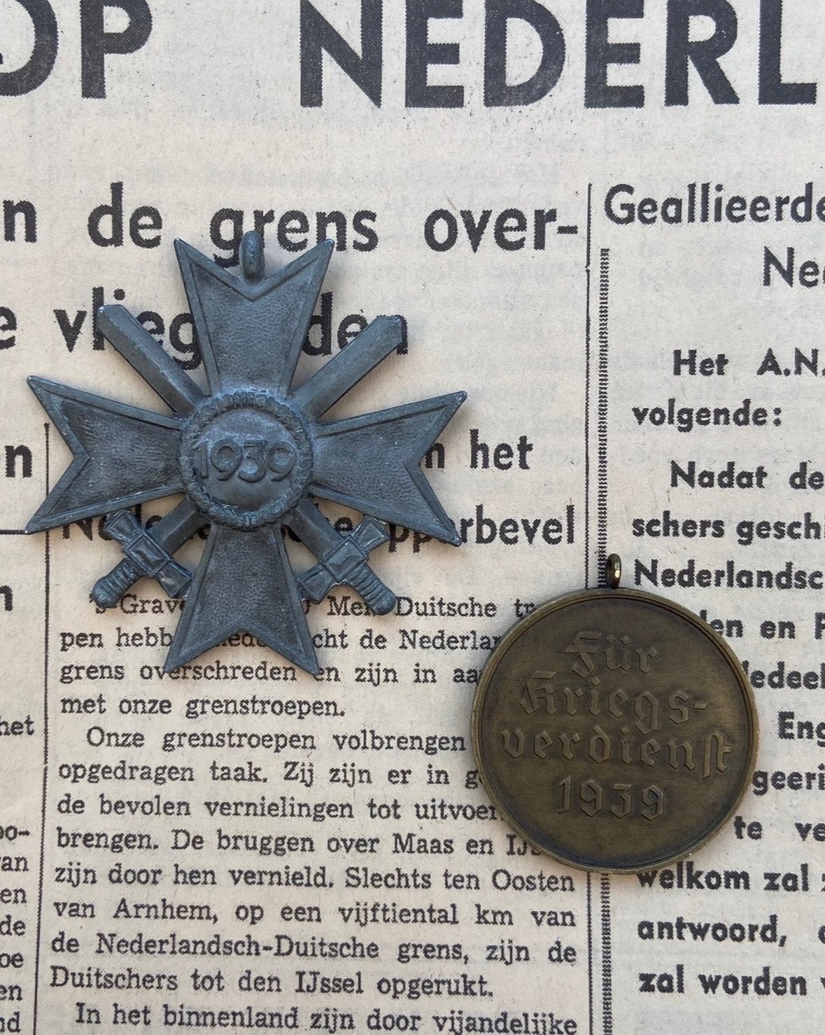 Duitse Kriegsverdienstkreuzen uit WO2 - Medaille en Kruis, Verzamelen, Verzenden, Overige soorten, Duitsland, Lintje, Medaille of Wings