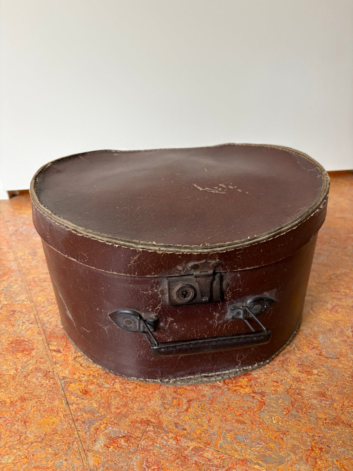 Hoedendoos antiek, Ophalen