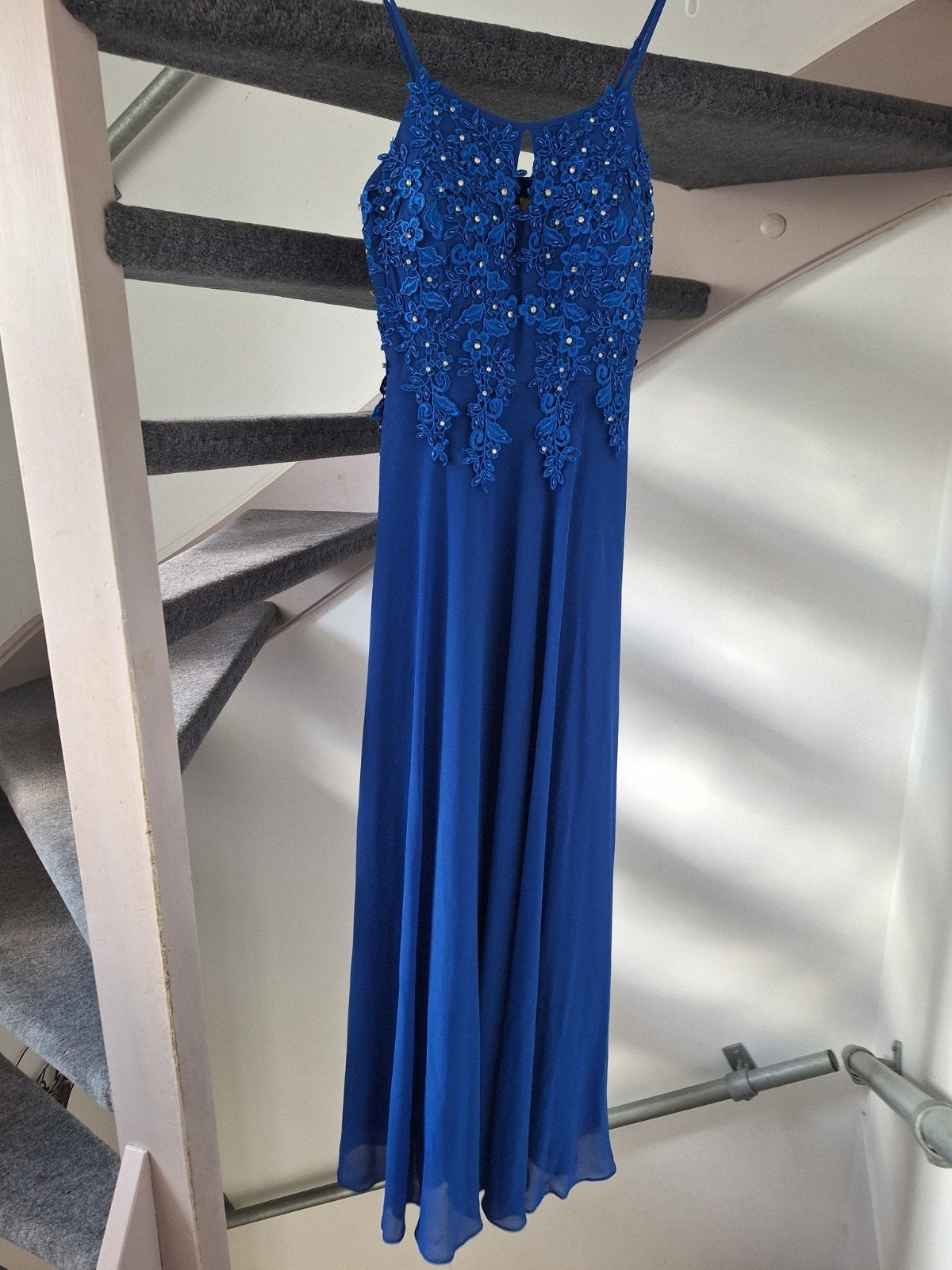 Prachtige Koningsblauwe Avondjurk met Kant en Steentjes, Kleding | Dames, Jurken, Blauw, Maat 42/44 (L), Ophalen of Verzenden