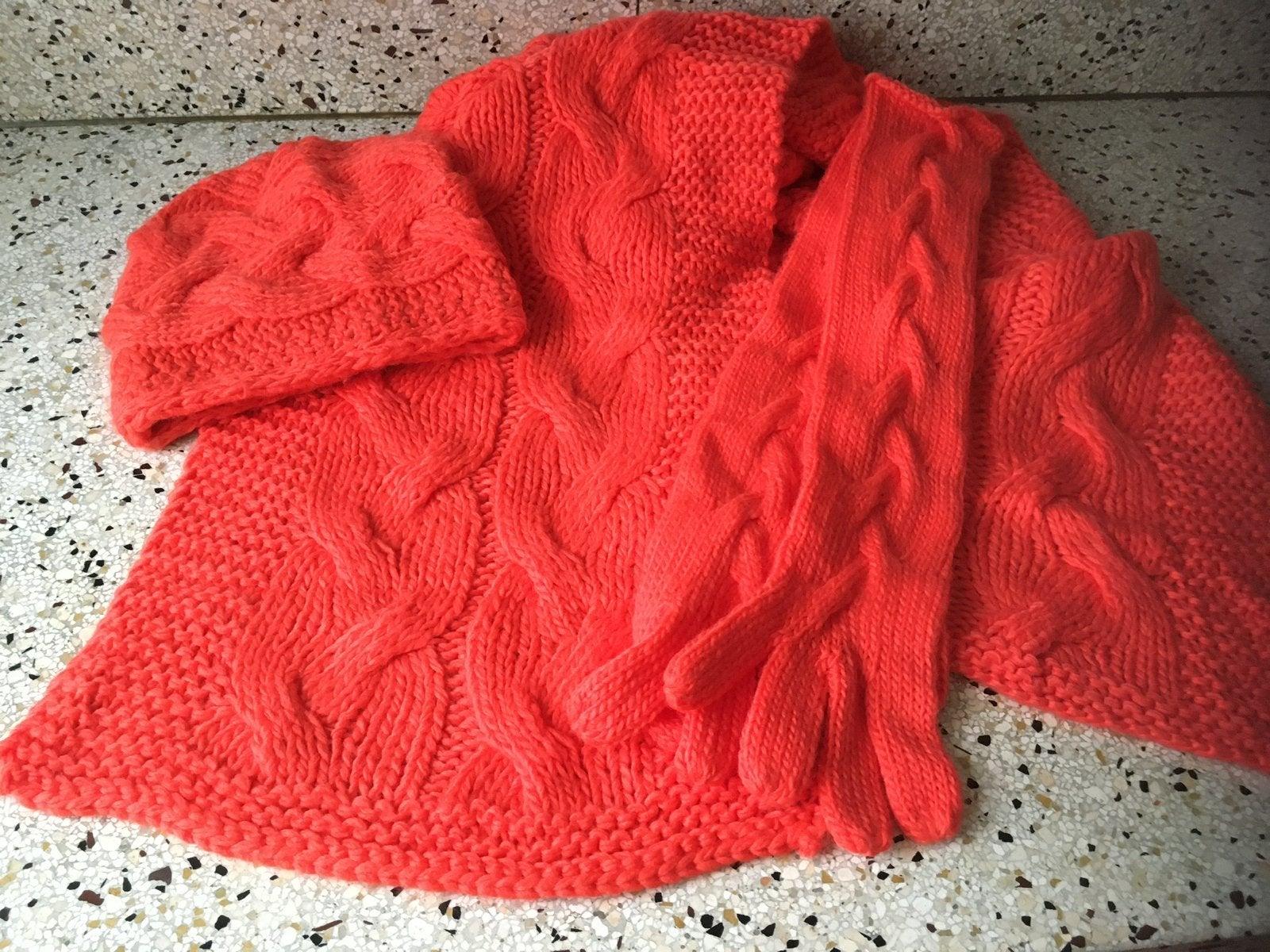 Acryl set sjaal, muts, handschoenen — NIEUW — oranjerood, Ophalen of Verzenden, Nieuw, Maat 38/40 (M), Sjaal