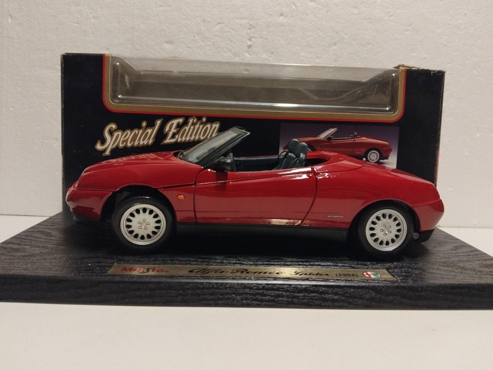 Alfa Romeo Spyder cabriolet rood Maisto metal 1:18 KRD, Ophalen of Verzenden, Zo goed als nieuw, Auto, Maisto