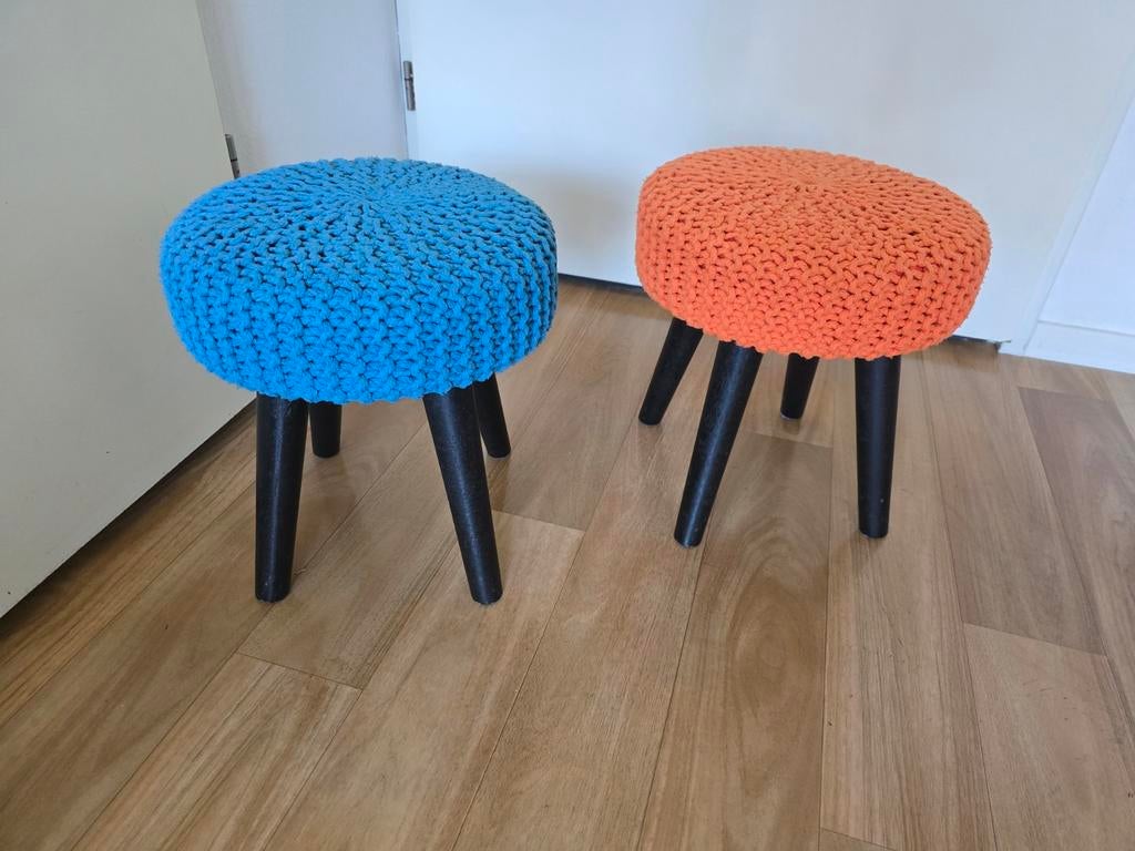 2 leuke krukjes / stoeltjes loods 5, Huis en Inrichting, Krukjes, Ophalen of Verzenden, Hout