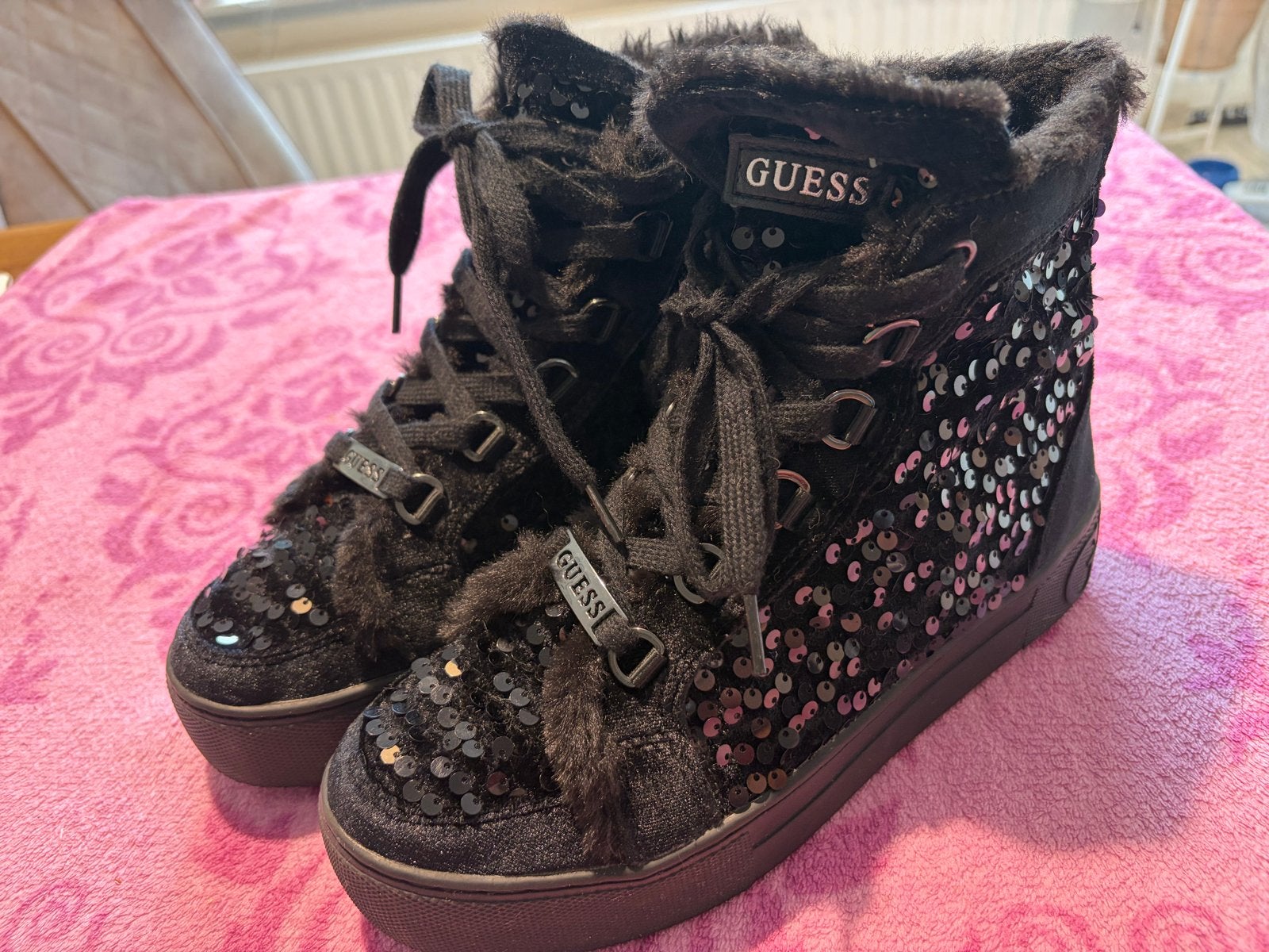 Guess sneakers met pailletten en bont maat 37, Ophalen of Verzenden, Zo goed als nieuw, Zwart, Sneakers of Gympen
