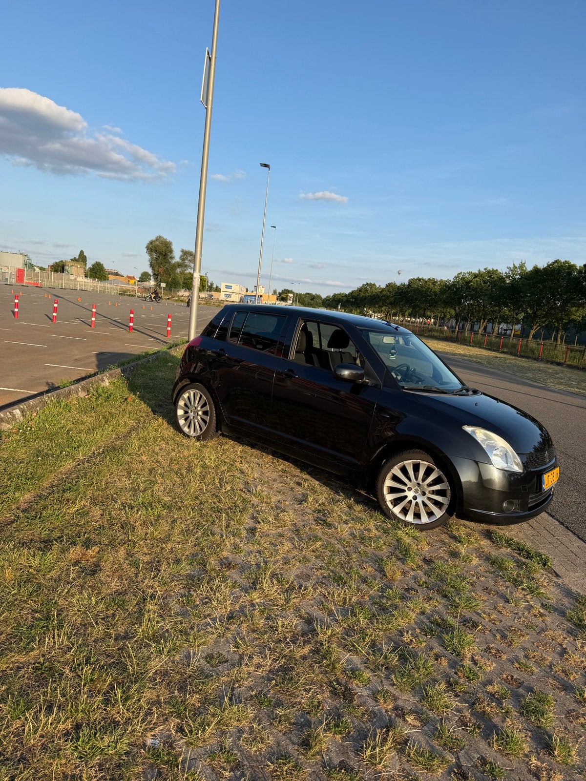 Suzuki 2006 Zwart - Apple carplay - MOET WEG, 40 €/maand, 1328 cc, 965 kg, 400 kg